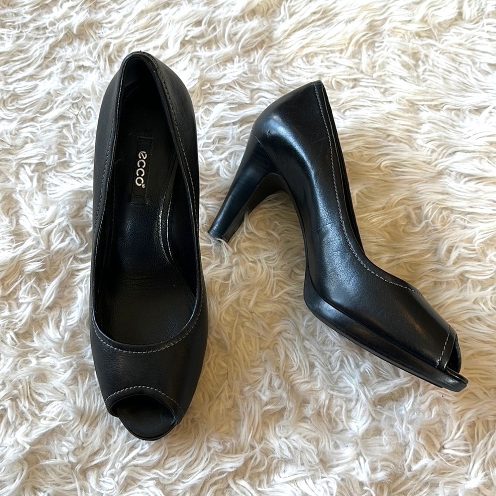 Ecco black leather peep toe Keene heels 39